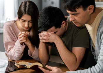 A importância da oração em família: Como reunir os entes queridos para momentos de reflexão